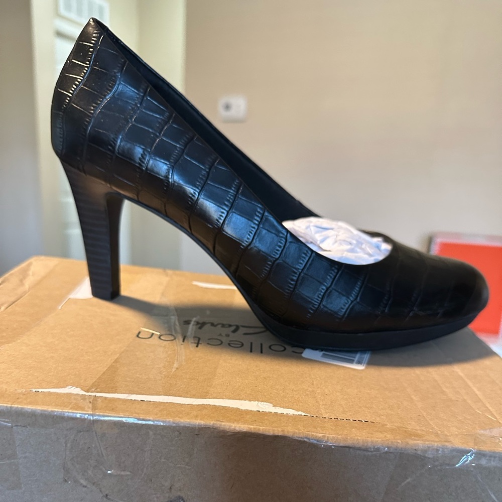 Women’s 9.5 Clarks Adriel Viola- Black Croc